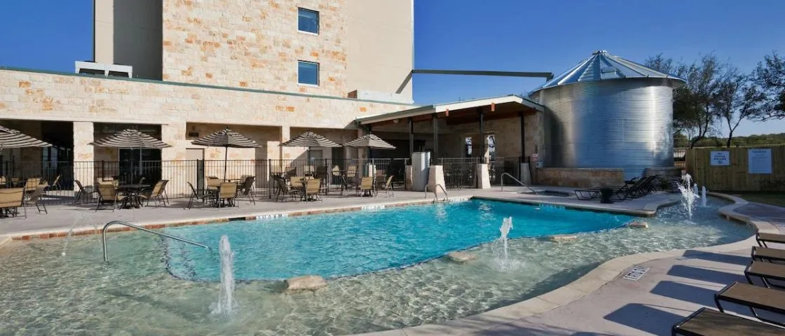 Holiday Inn SeaWorld Resort — Outdoor pool with seating area