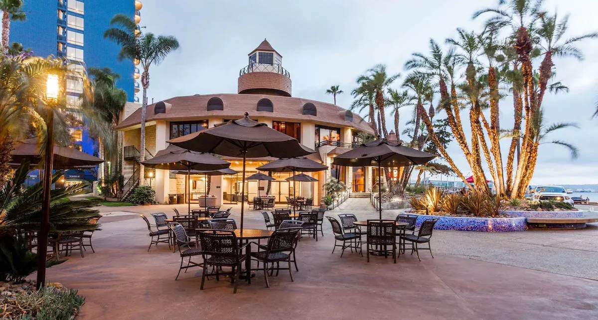 Wyndham Bayside Resort — Outdoor dining area with umbrellas